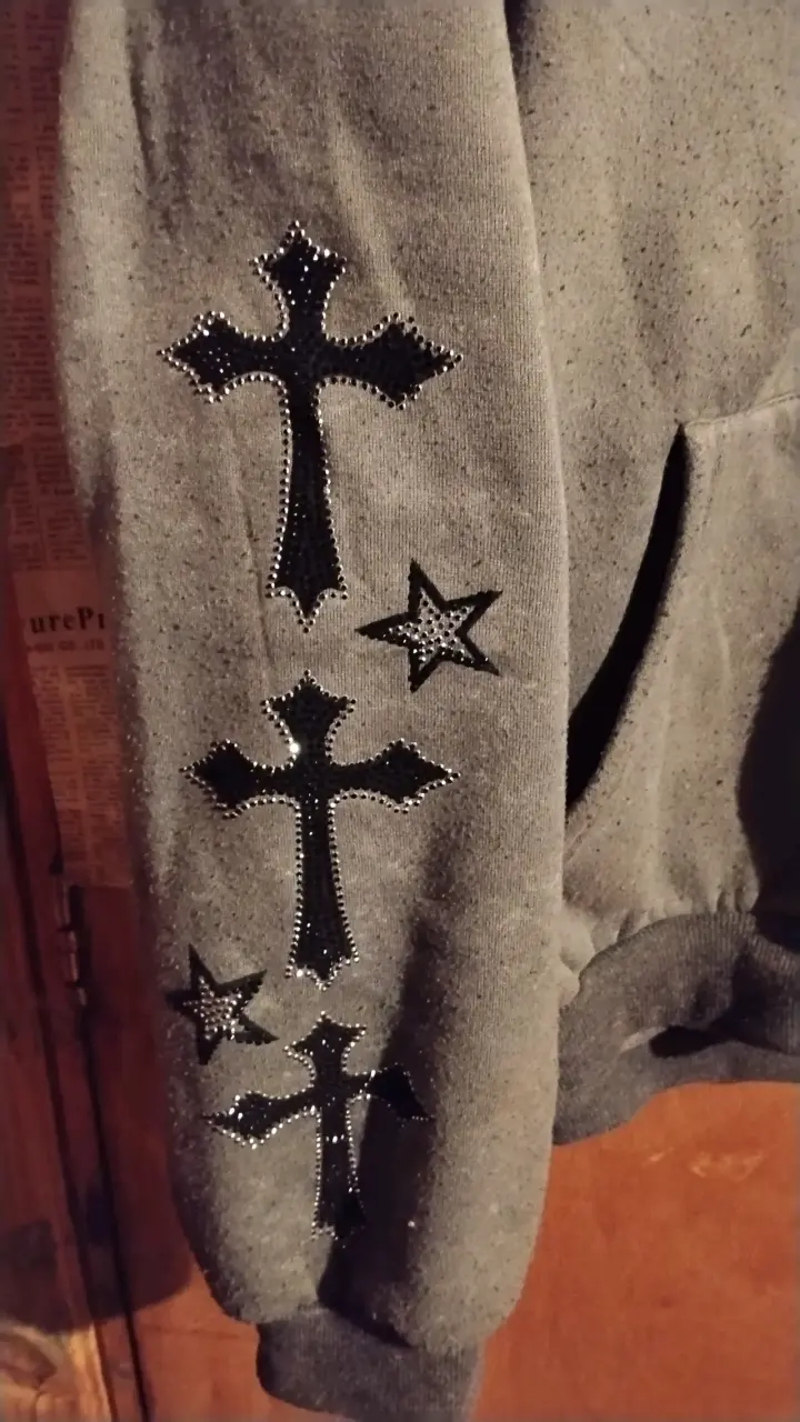 Polerón gris con diseño de alas y cruces - 3