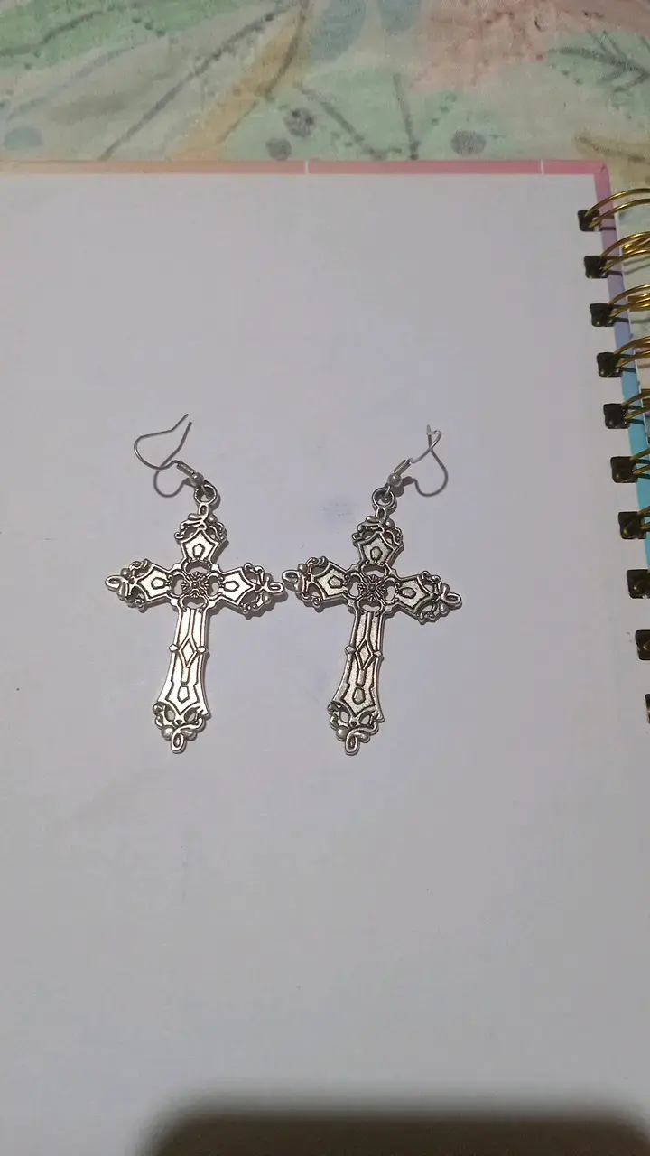 Aros colgantes de cruz plateados