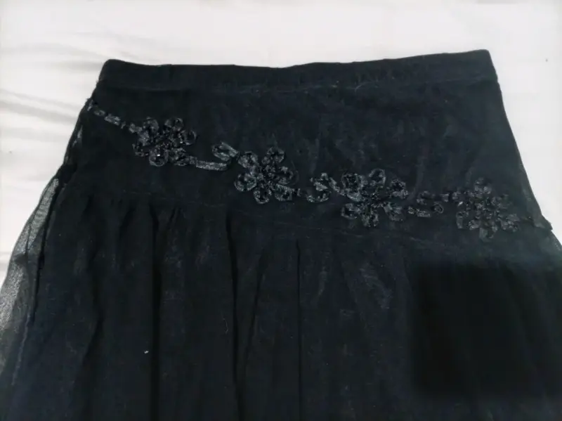Falda larga negra con encaje floral elegante - 2