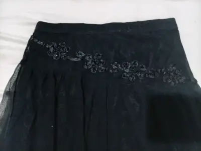 Falda larga negra con encaje floral elegante - miniatura 2