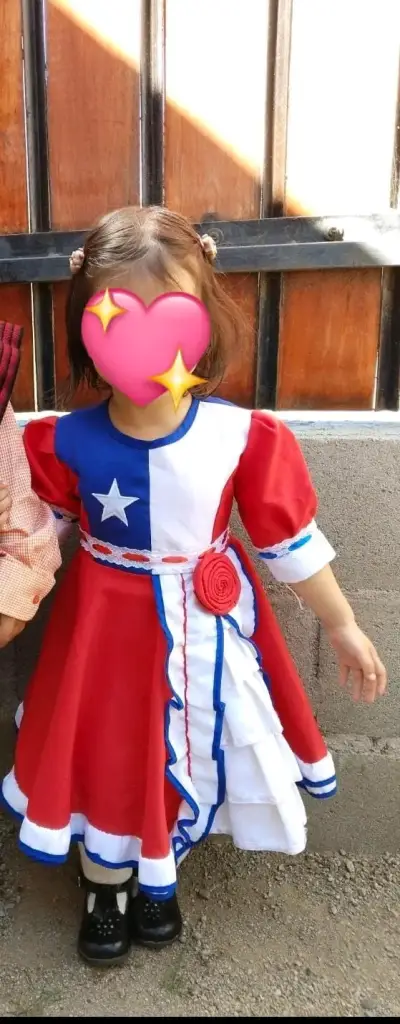 Vestido de niña estilo chileno con diseño tricolor - miniatura 2