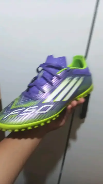 Zapatillas fútbol Adidas F50 moradas y verdes orig - miniatura 1