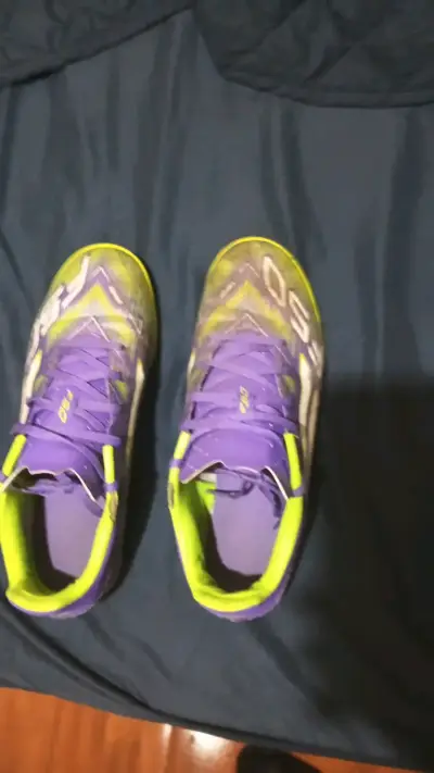 Zapatillas fútbol Adidas F50 moradas y verdes orig - miniatura 2