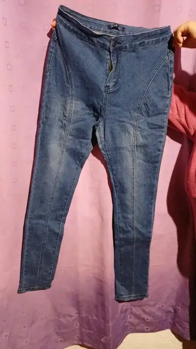 Jeans ajustados azul oscuro para mujer - miniatura 1
