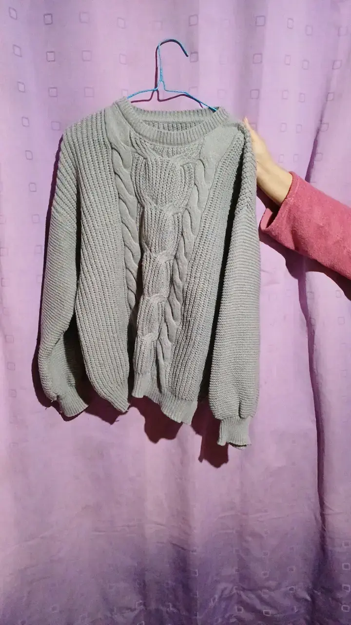 Suéter gris de punto grueso para mujer