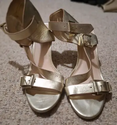 Sandalias doradas de tacón alto con hebillas - miniatura 1