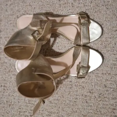Sandalias doradas de tacón alto con hebillas - miniatura 2