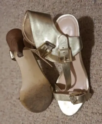 Sandalias doradas de tacón alto con hebillas - miniatura 3