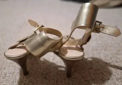 Sandalias doradas de tacón alto con hebillas - miniatura 4