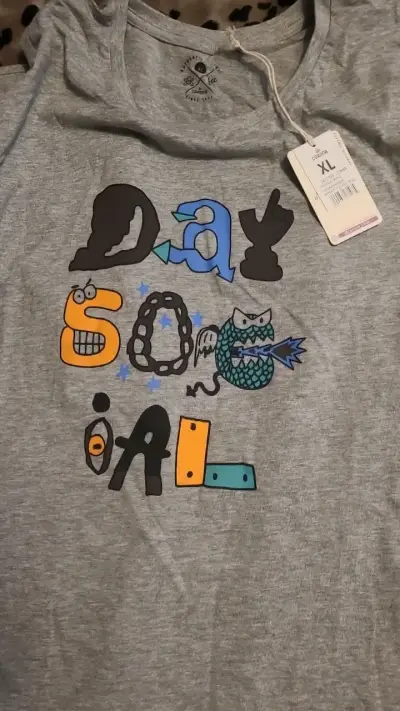 Polera gris con diseño gráfico talla XL - miniatura 1