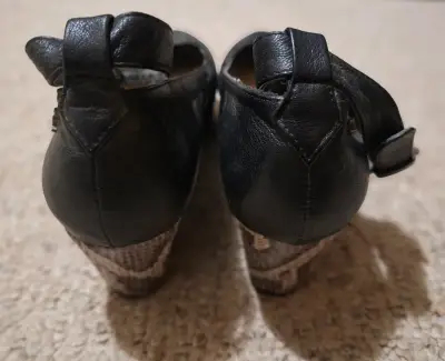 Zapatos de Cuña Negros con Correa - miniatura 2