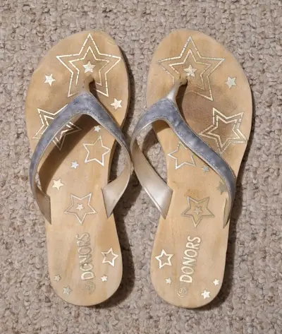 Sandalias de playa con diseño de estrellas - miniatura 1