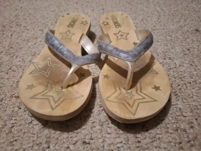 Sandalias de playa con diseño de estrellas - miniatura 3