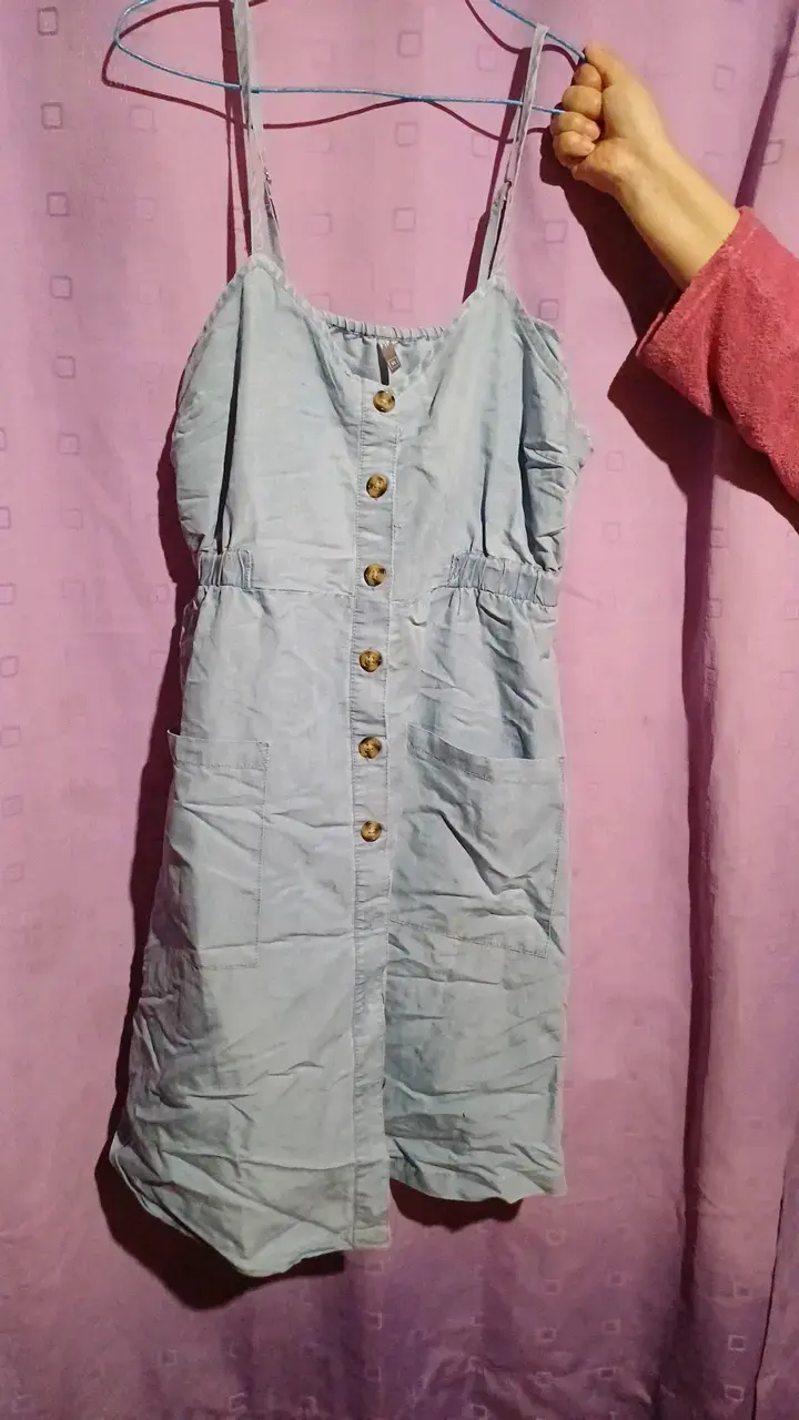Vestido de tirantes azul claro con botones