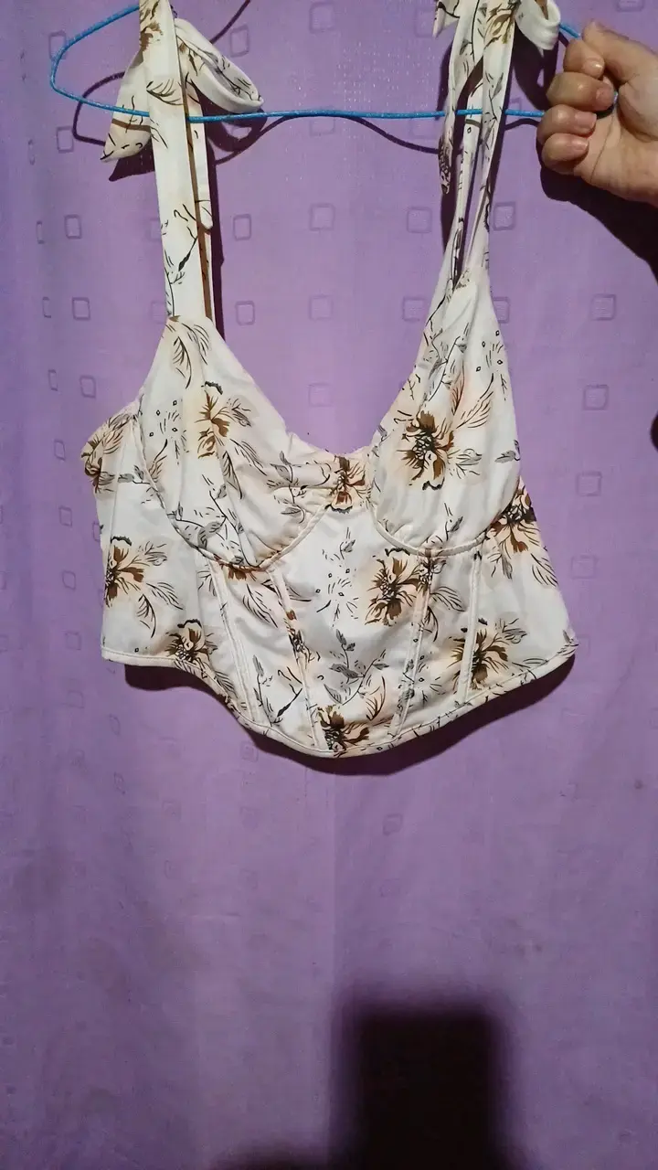 Top corto floral con tirantes ajustables