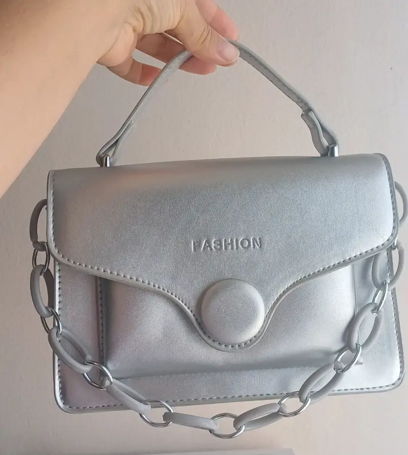 Cartera plateada con cadena decorativa