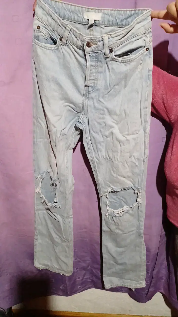 Jeans de mezclilla desgastados para mujer