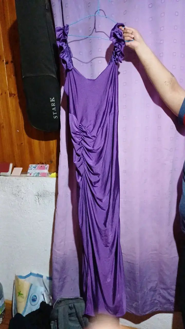 Vestido largo morado con detalle fruncido