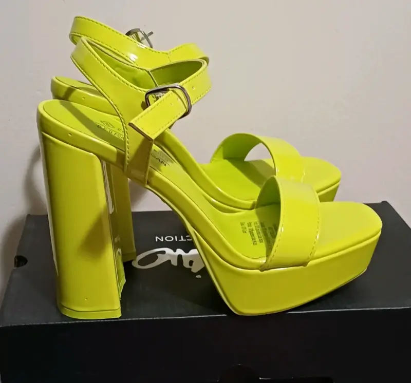 Sandalias de tacón alto amarillo neón