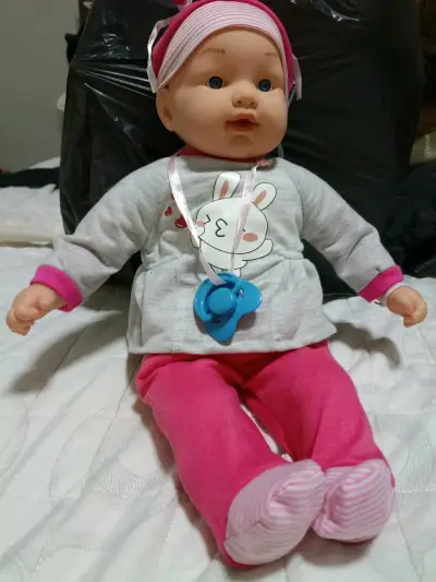 Muñeca bebé con chupete y ropa rosa - miniatura 1