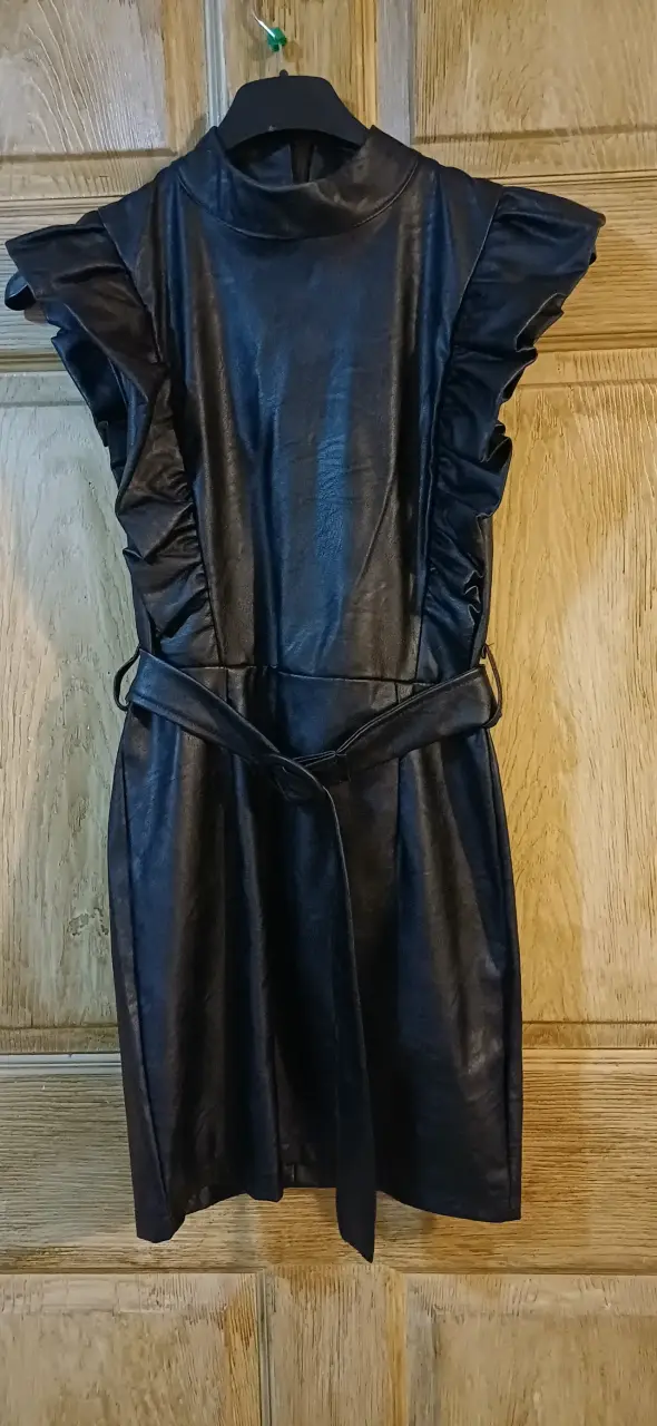Vestido negro de cuero sintético con volantes
