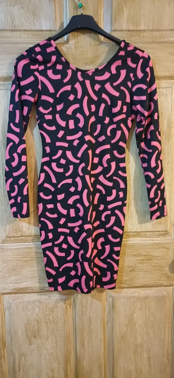 Vestido ajustado negro con estampado rosa