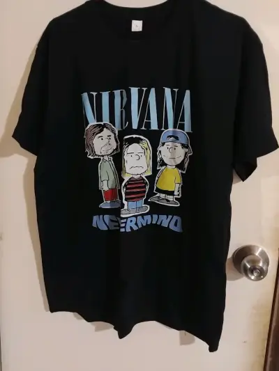 Polera negra Nirvana con diseño gráfico - miniatura 2