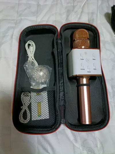 Micrófono karaoke inalámbrico dorado con estuche - miniatura 3