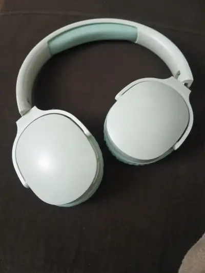 Auriculares inalámbricos color verde con almohadil - miniatura 1