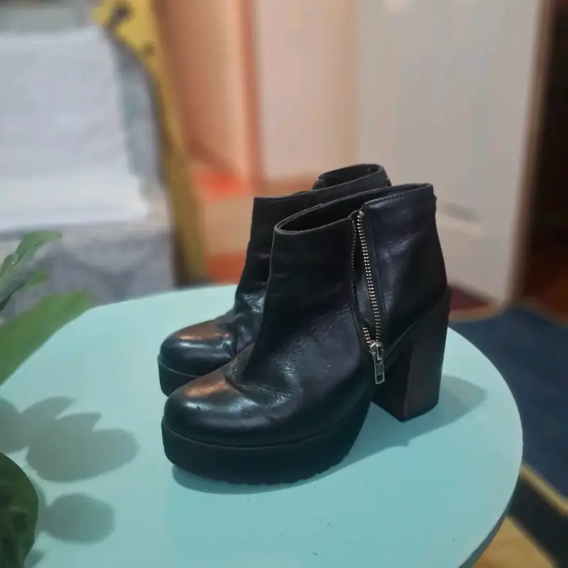 Botines de cuero negro con cierre lateral - 1