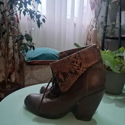 Botines de cuero negro con cierre lateral - miniatura 2