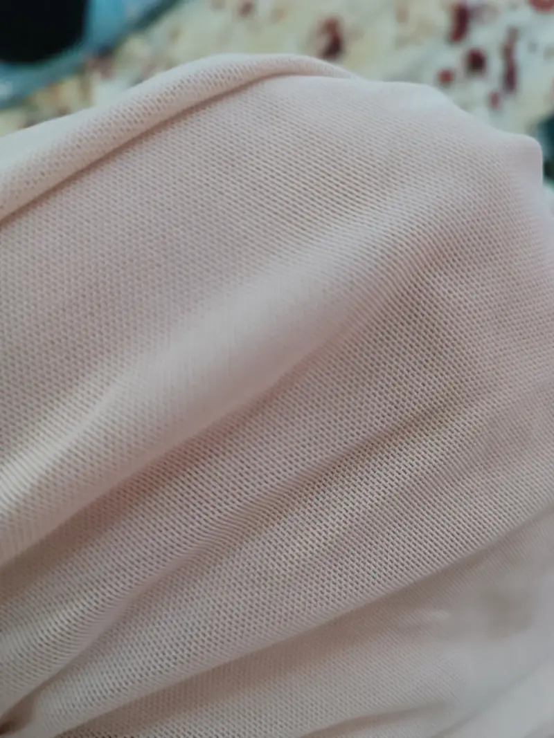 Vestido ajustado beige con tirantes y fruncidos - 2