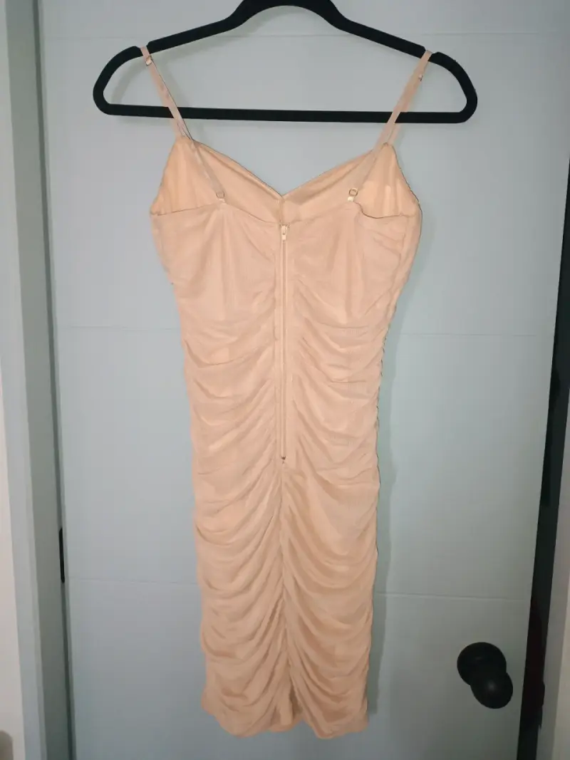 Vestido ajustado beige con tirantes y fruncidos - 3