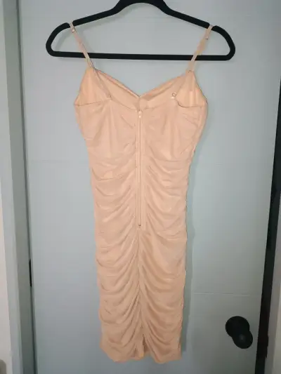 Vestido ajustado beige con tirantes y fruncidos - miniatura 3
