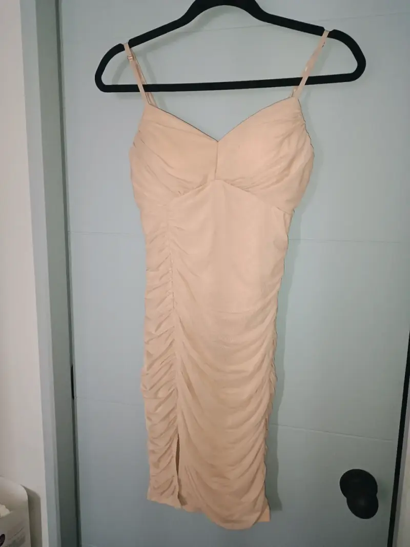 Vestido ajustado beige con tirantes y fruncidos - 4