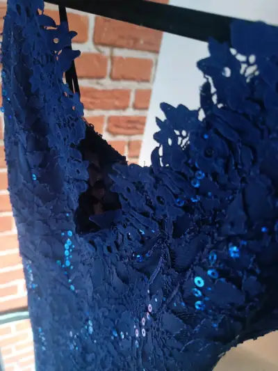 Vestido de noche azul con encaje y lentejuelas - miniatura 3