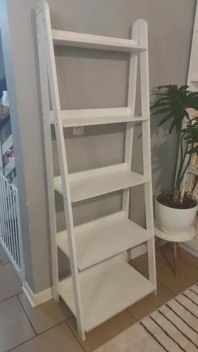 Estantería blanca de madera estilo escalera - miniatura 1