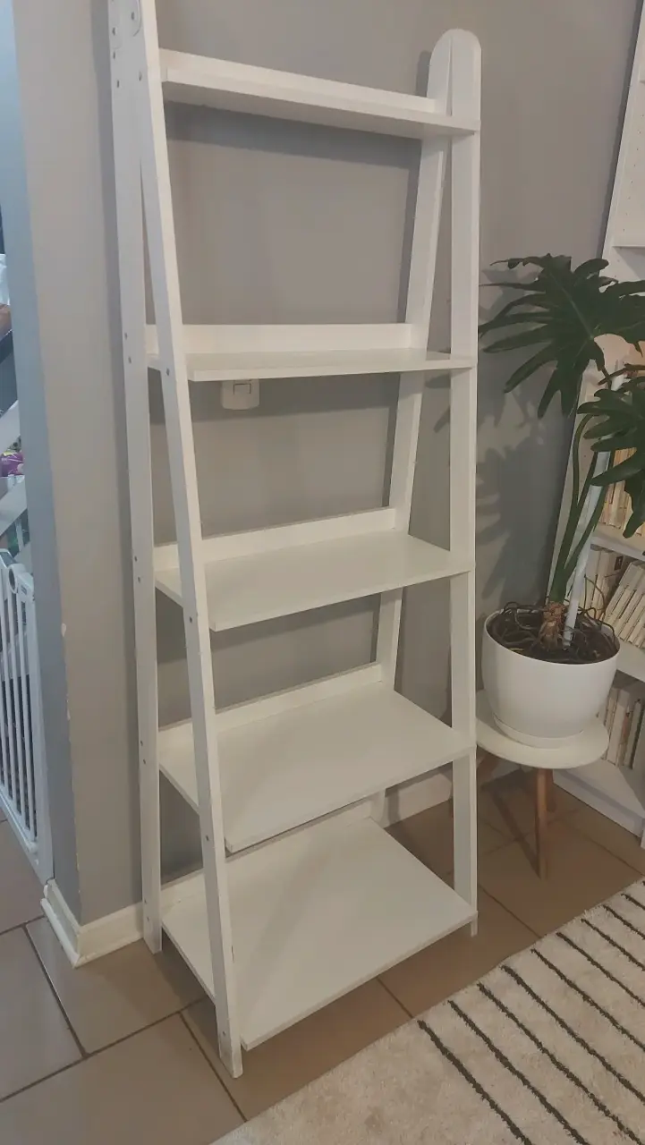 Estantería blanca de madera estilo escalera - 2