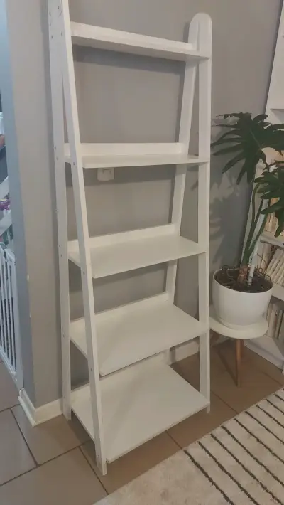 Estantería blanca de madera estilo escalera - miniatura 2