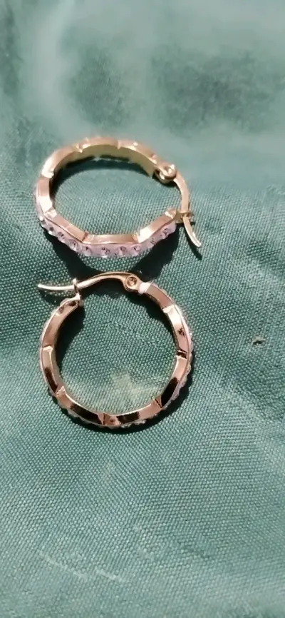 Aros de aro dorados con diseño elegante - miniatura 1