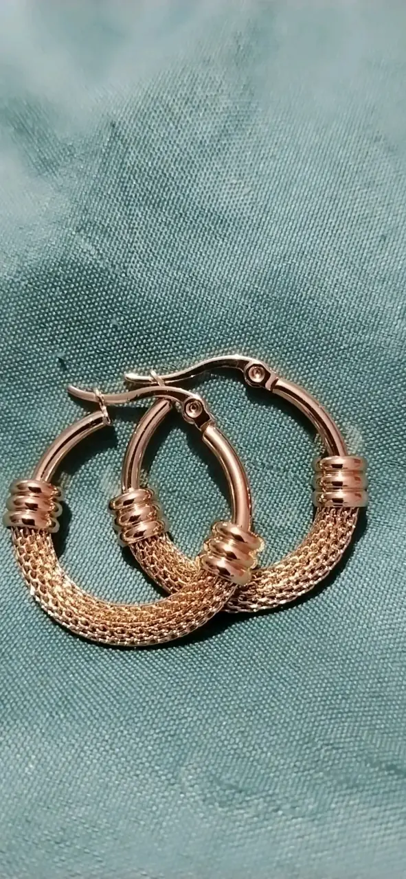 Aros de aro dorados con diseño elegante - 2