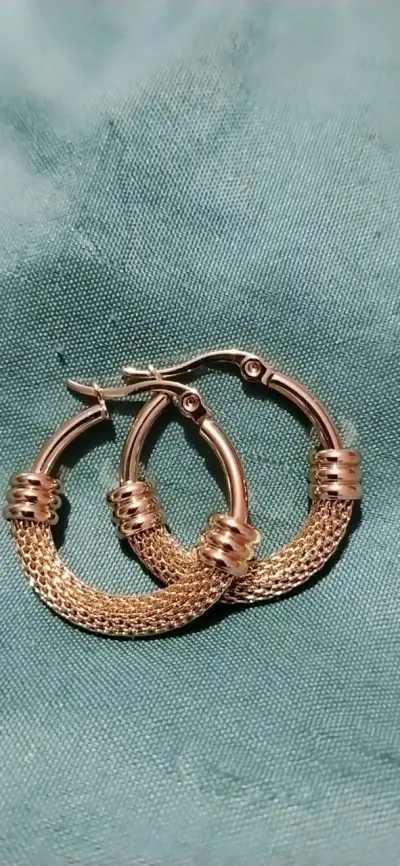 Aros de aro dorados con diseño elegante - miniatura 2