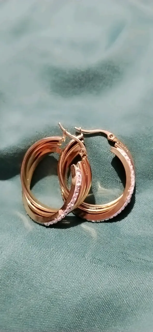 Aros de aro dorados con diseño elegante - 3