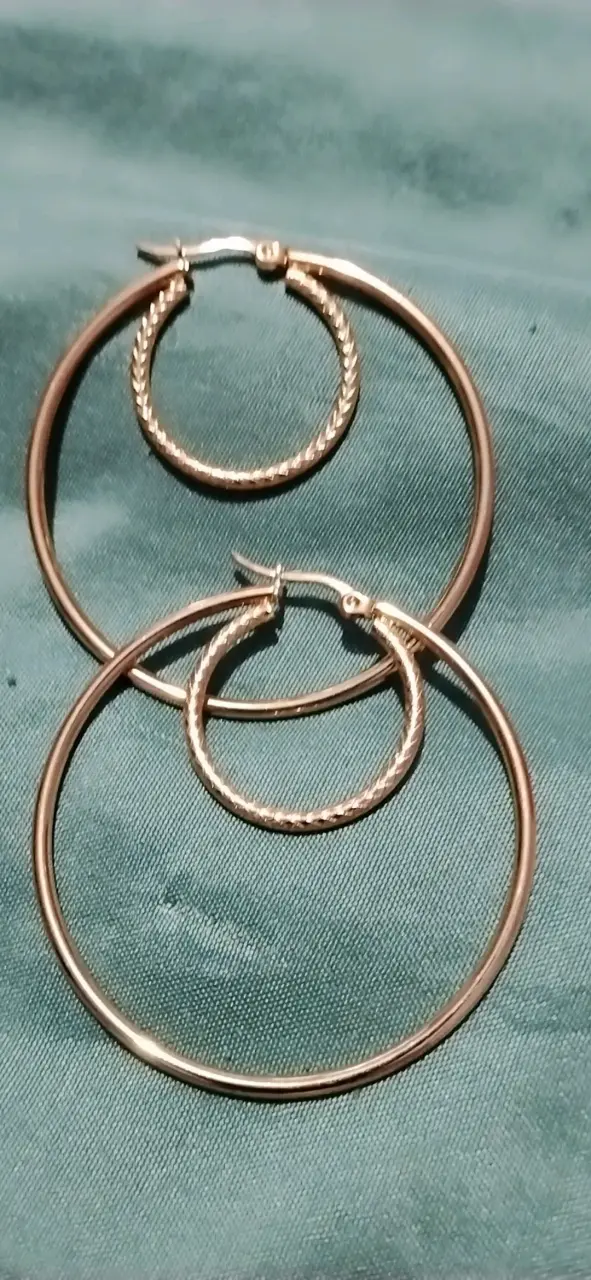 Aros de aro dorados con diseño elegante - 4