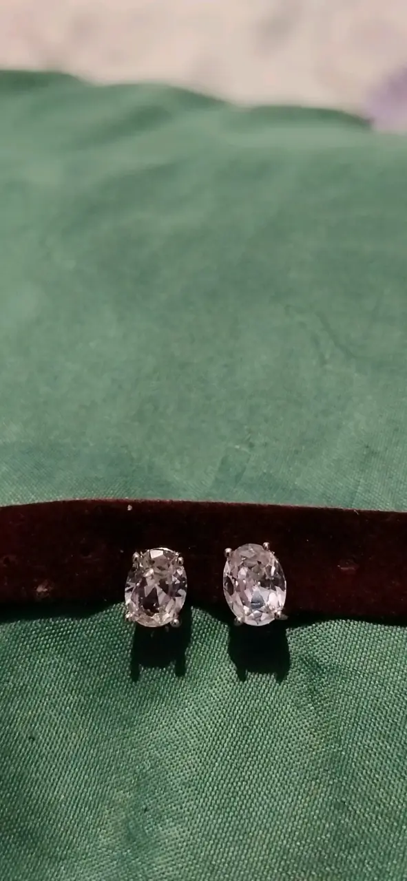 Aros de aro dorados con diseño elegante - 5