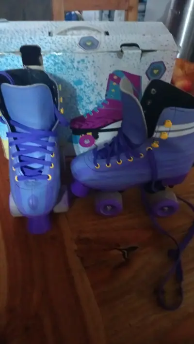 Patines de cuatro ruedas morados para niños - miniatura 1