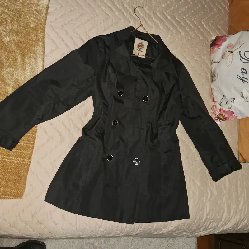Abrigo negro de mujer con doble botonadura