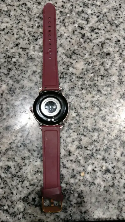 Reloj inteligente con correa marrón - miniatura 1