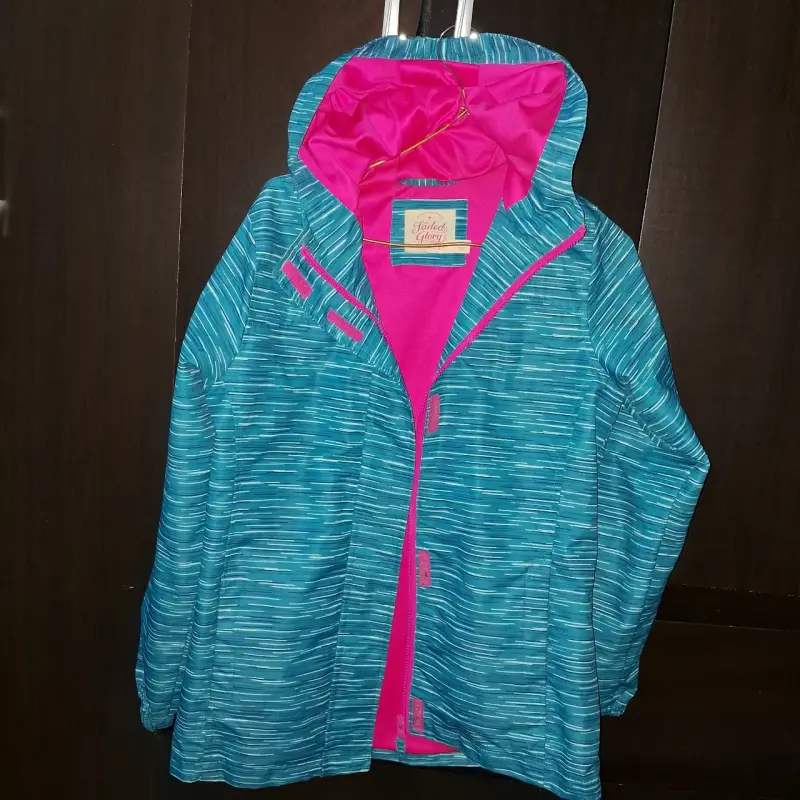 Chaqueta impermeable azul con capucha para mujer