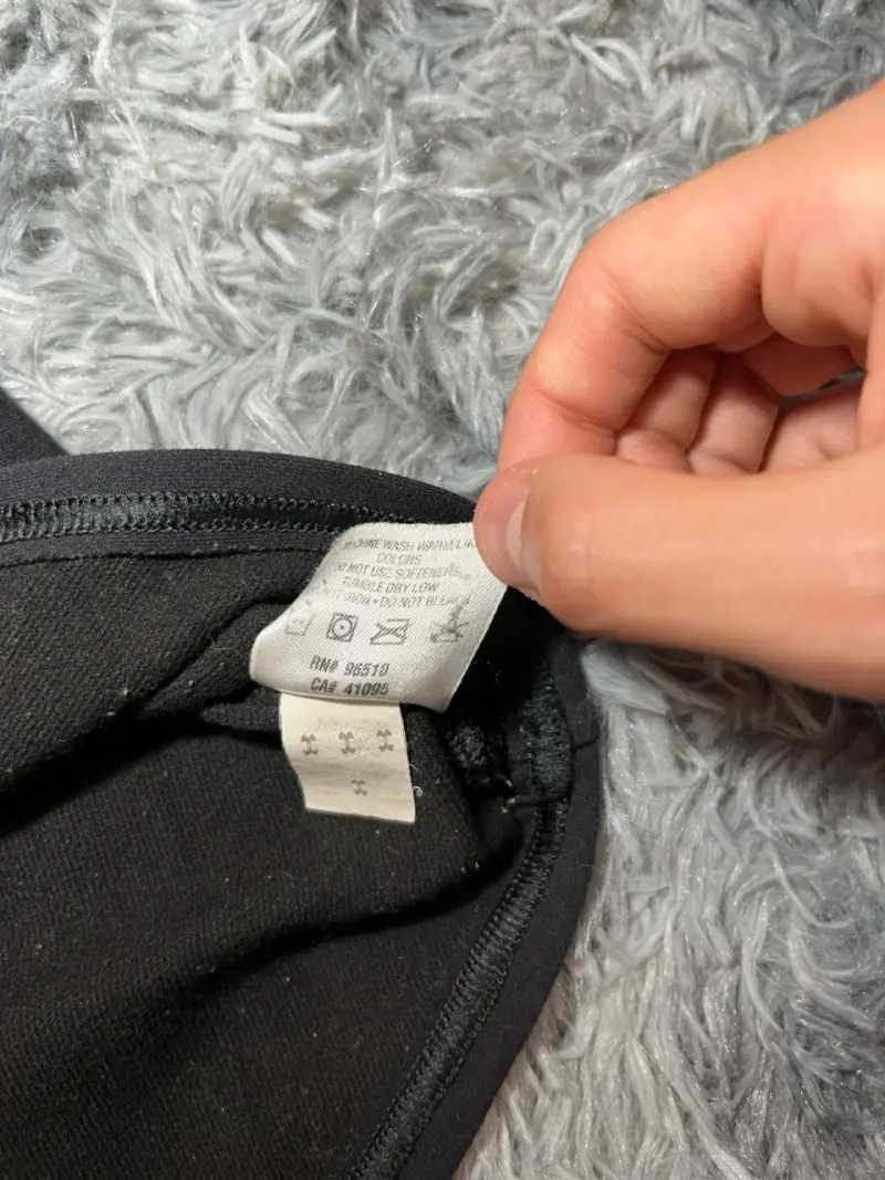 Polera térmica negra Under Armour - 4
